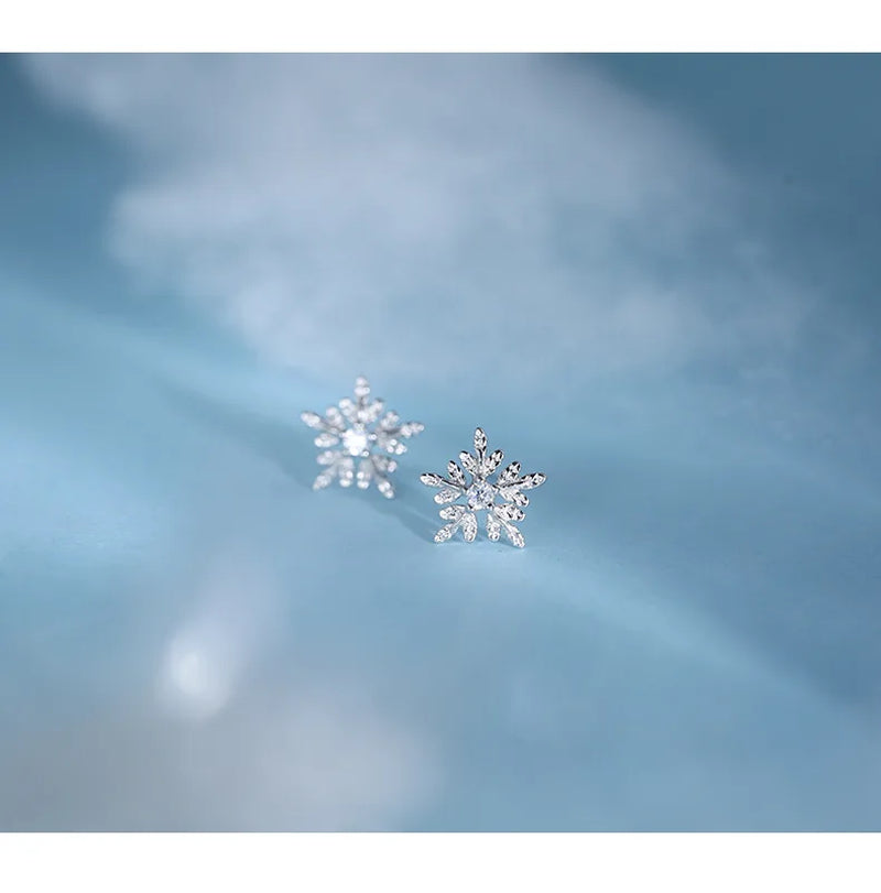 925 Sterling Silver Korean-Inspired Simple Snowflake Stud Earrings with Crystal Accents - Elegant Jewelry Gift for Women